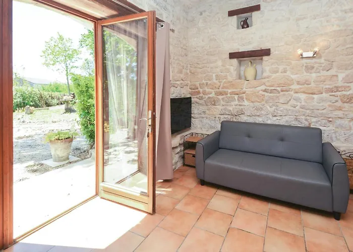 3 Bedroom Gorgeous In Barjac (Gard)