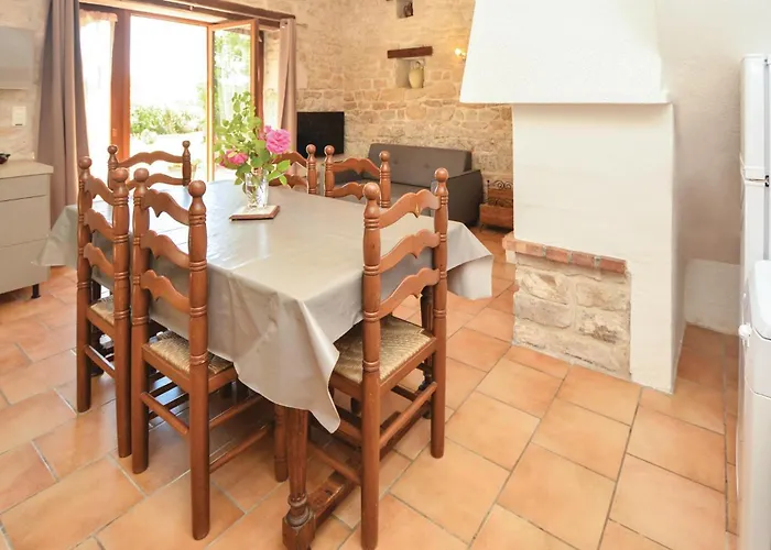3 Bedroom Gorgeous In Barjac (Gard)
