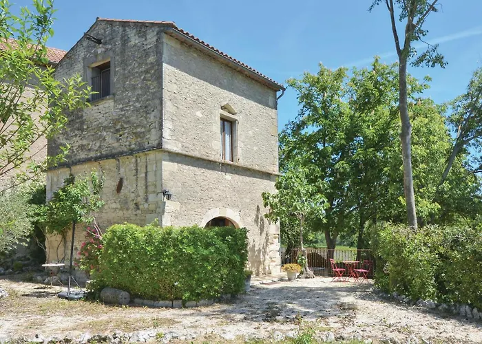 3 Bedroom Gorgeous In Barjac (Gard)