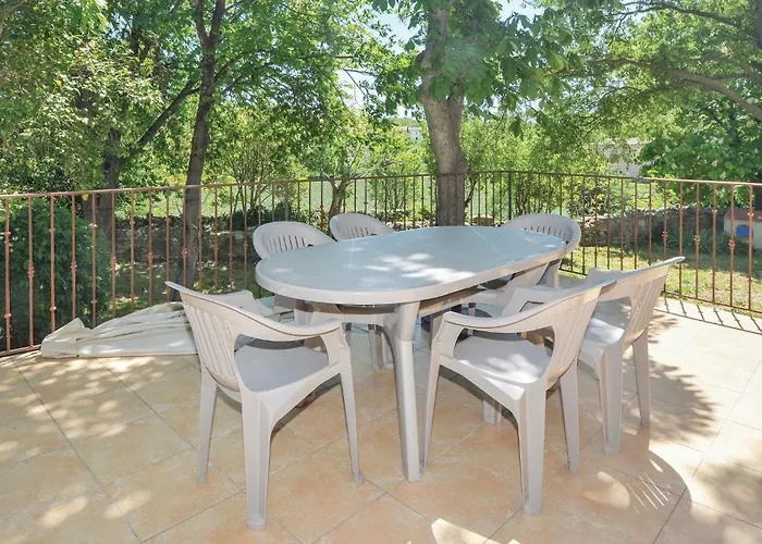 3 Bedroom Gorgeous In Barjac (Gard)