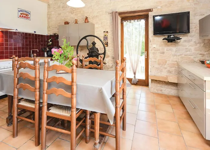 3 Bedroom Gorgeous In Barjac (Gard)
